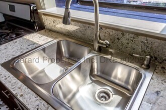 3034 E Vista St in Long Beach, CA - Building Photo - Building Photo