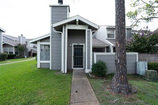 6324 Shadow Tree Dr in Houston, TX - Building Photo