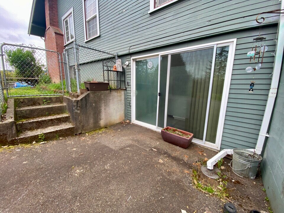 1869 Hawthorne Ave in Reedsport, OR - Building Photo