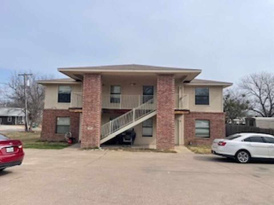 1391 N Race in Stephenville, TX - Building Photo