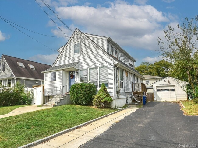 3 Pequot Ave in Port Washington, NY - Building Photo - Building Photo