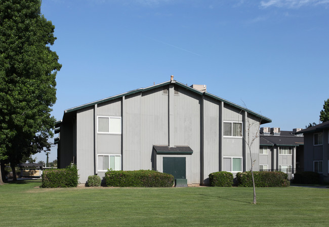 Parkside Village in Dinuba, CA - Building Photo - Building Photo