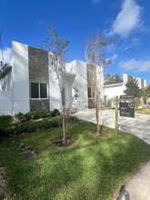 2421 NW 23rd Ln in Fort Lauderdale, FL - Foto de edificio - Building Photo