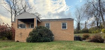 2 Hodgkiss Dr in Mckees Rocks, PA - Building Photo