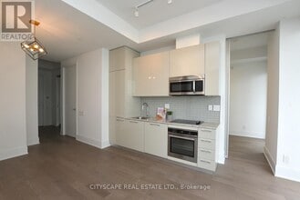 50 Charles St E in Toronto, ON - Building Photo - Building Photo