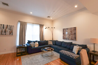 2 Harvard Sq, Unit 2 in Brookline, MA - Foto de edificio - Building Photo