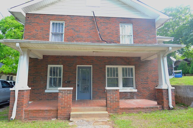 property at 715 E 9th St