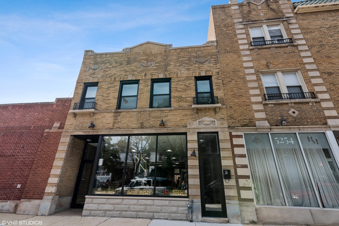 5252 N Damen Ave in Chicago, IL - Building Photo