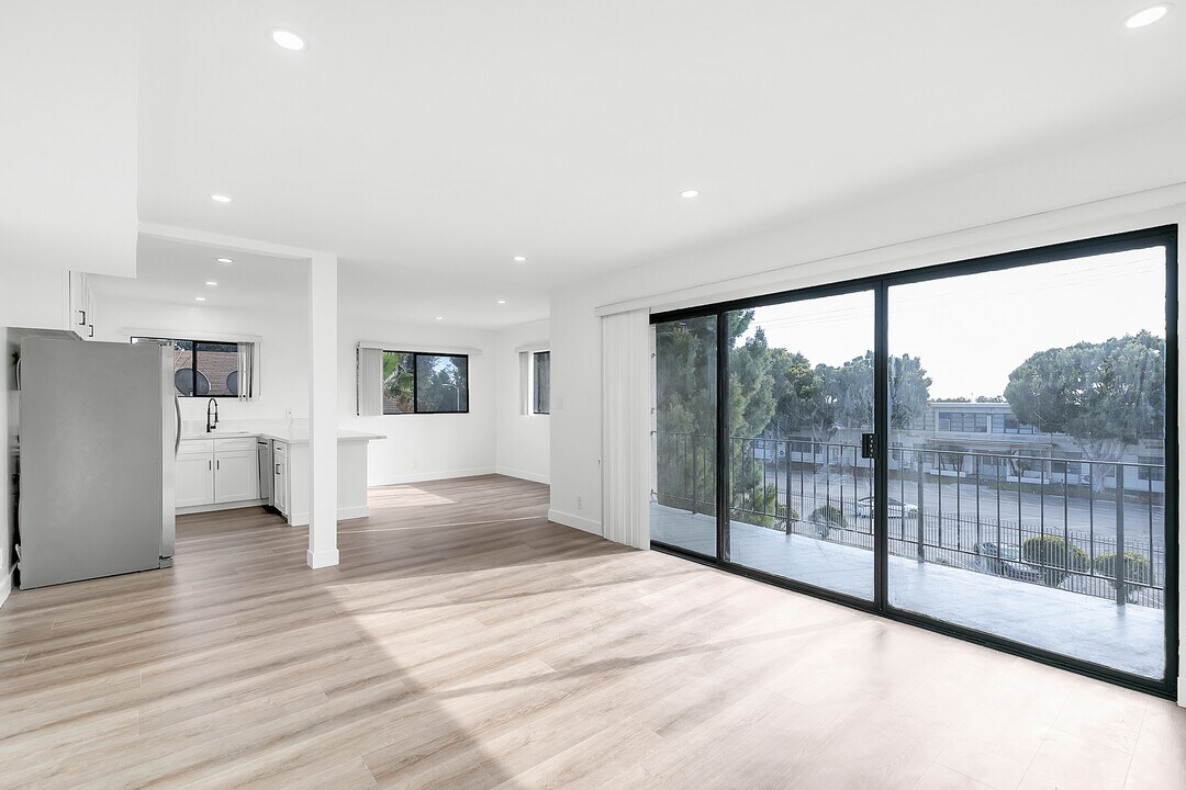 1310 S Barrington Ave in Los Angeles, CA - Building Photo