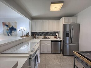 3301 N Country Club Dr in Miami, FL - Building Photo - Building Photo