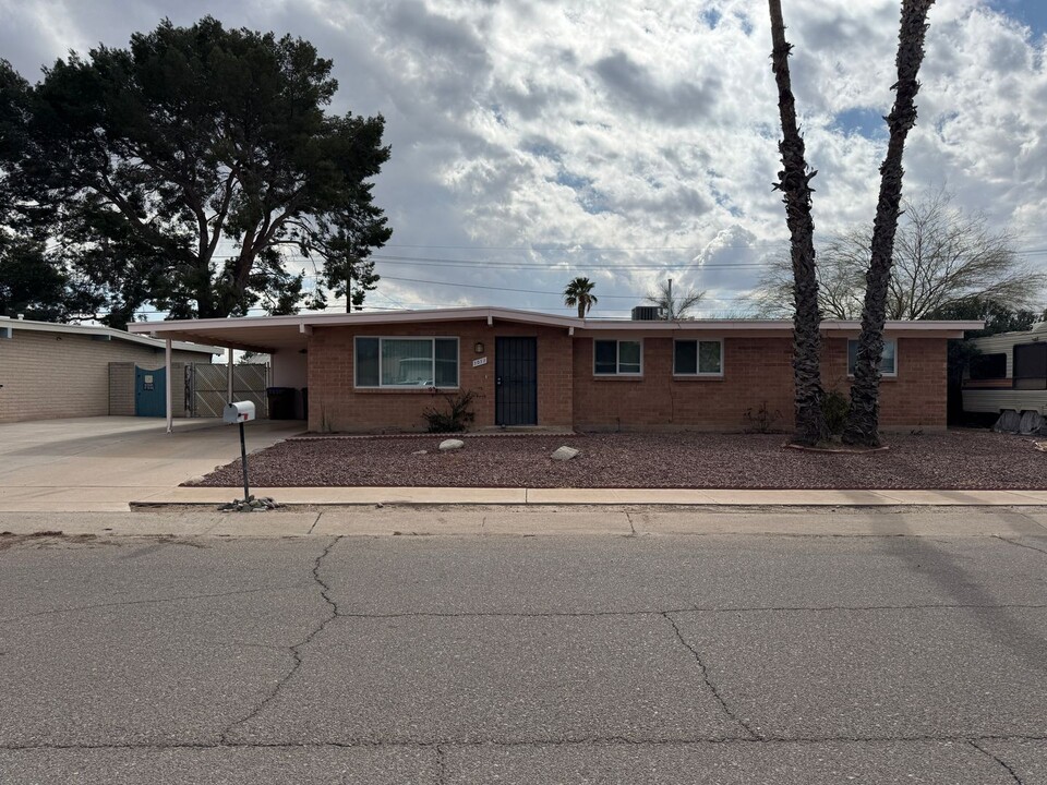 1011 W Wheatridge Dr in Tucson, AZ - Building Photo