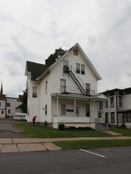 19 N Perry St in Johnstown, NY - Building Photo