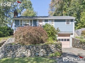 105 Hamilton Rd in Waltham, MA - Building Photo