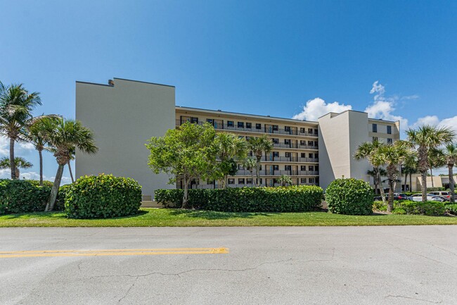 3939 Ocean Dr in Vero Beach, FL - Foto de edificio - Building Photo