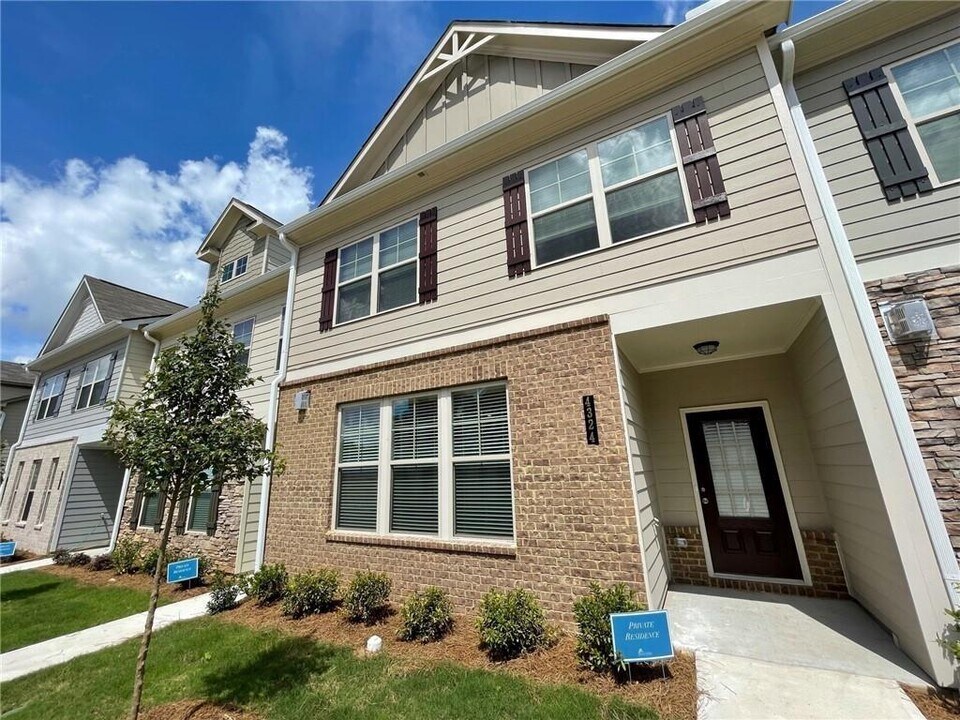 4374 Sunny Oak Ln in Norcross, GA - Building Photo