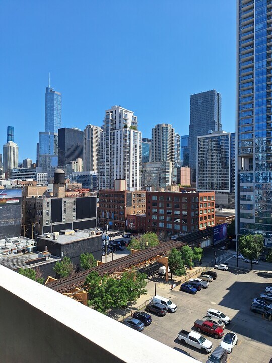 630 N Franklin St, Unit 805 in Chicago, IL - Building Photo