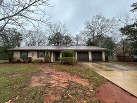 304 Briarhill Rd in Enterprise, AL - Building Photo