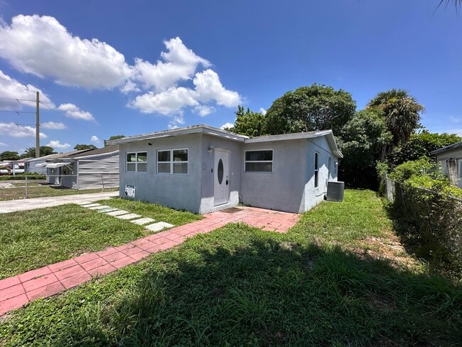 840 W 1st St in Riviera Beach, FL - Building Photo - Building Photo
