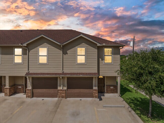 10001 Panther Way in Woodway, TX - Building Photo - Building Photo