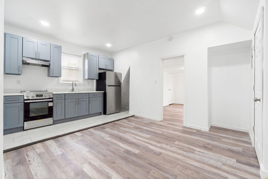 130 Elmwood Ave, Unit 3 in East Orange, NJ - Foto de edificio