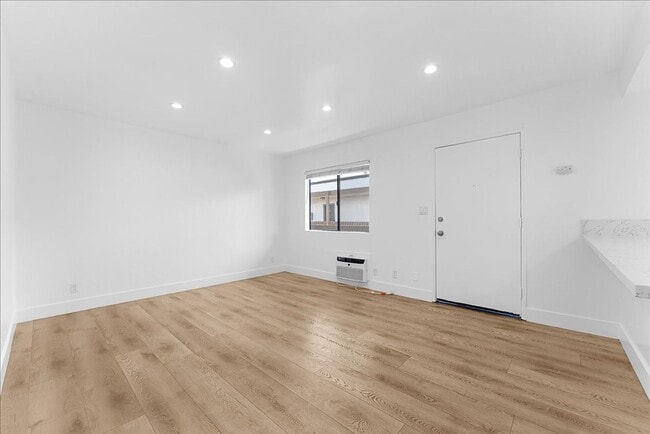 631 E Elk Ave in Glendale, CA - Building Photo - Building Photo