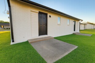 1221 Kingston Dr in Wharton, TX - Building Photo