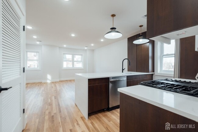 90 Hollywood Ave in East Orange, NJ - Building Photo - Building Photo