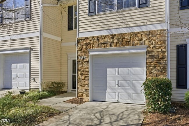 956 Shining Wire Way in Morrisville, NC - Foto de edificio - Building Photo