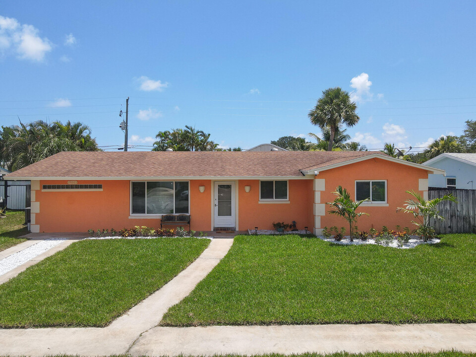 19005 SE Southgate Dr in Tequesta, FL - Building Photo