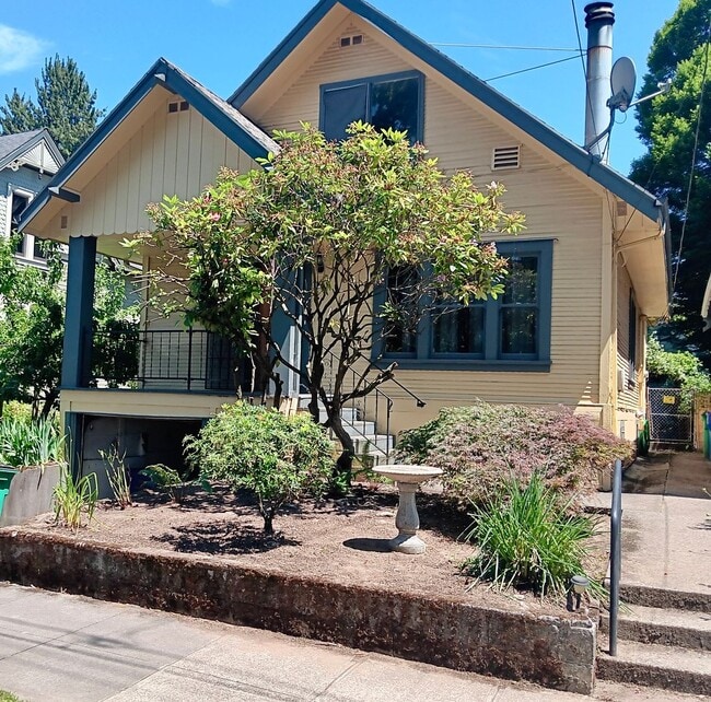 property at 806 SE 45th Ave