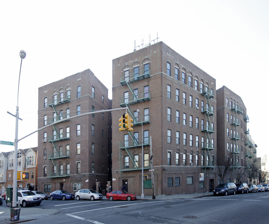 576 E 165th St in Bronx, NY - Building Photo