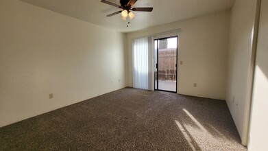 8601 Lyn River Ct in Bakersfield, CA - Building Photo - Building Photo