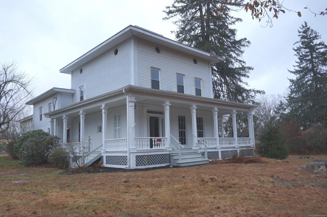 1572 Saybrook Rd in Haddam, CT - Building Photo