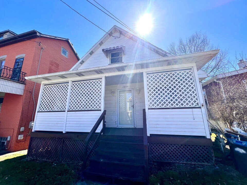 1244 Maple Ave in Monessen, PA - Building Photo