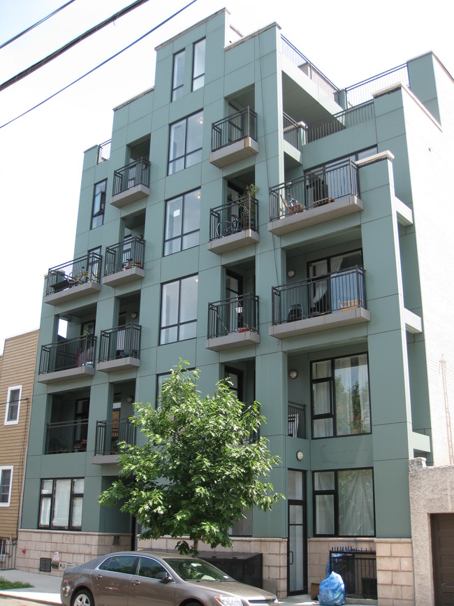 130 Diamond St in Brooklyn, NY - Building Photo - Building Photo