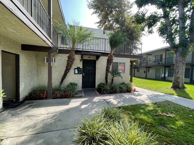 Villa Monterey Apartments in Baldwin Park, CA - Foto de edificio - Building Photo