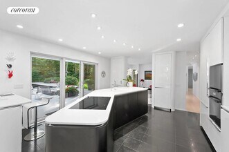 2 Cobblers Ct in East Hampton, NY - Building Photo - Building Photo