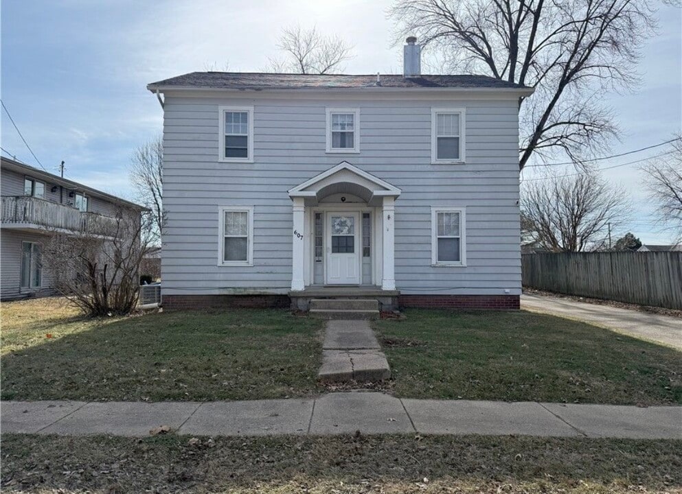 607 W Saint Anthony Ave in Effingham, IL - Building Photo
