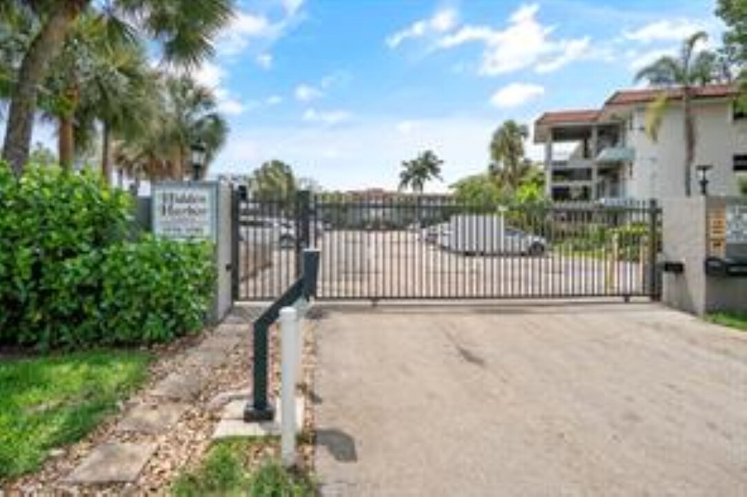 1775 N Andrews Sq, Unit 102W in Fort Lauderdale, FL - Building Photo