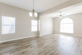 5813 Grand Heritage St in Las Vegas, NV - Foto de edificio - Building Photo