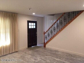 28 Irongate Ln in Matawan, NJ - Foto de edificio - Building Photo