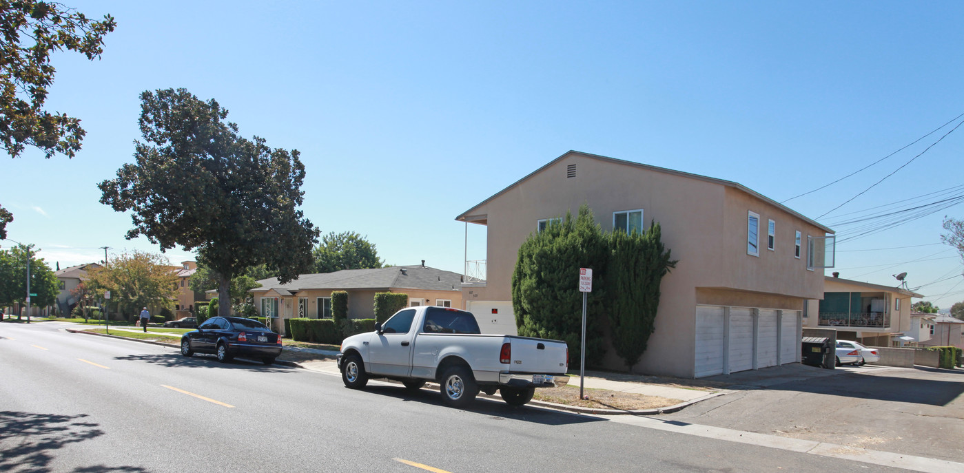 301-309 N Kenneth Rd in Burbank, CA - Foto de edificio