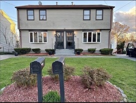 22-22 Pavilion Ct in Cranston, RI - Building Photo