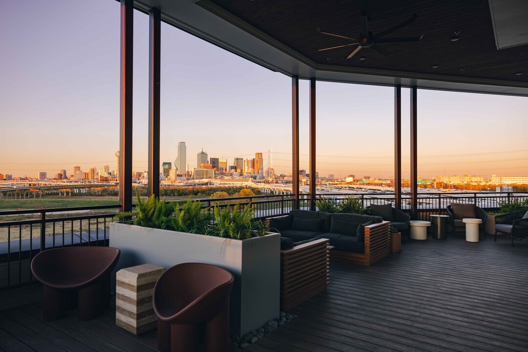 Oakhouse in Dallas, TX - Building Photo