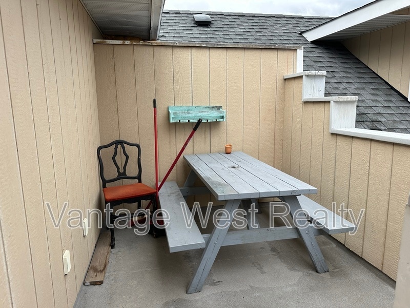 3585-3585 Elliott Rd in West Kelowna, BC - Building Photo