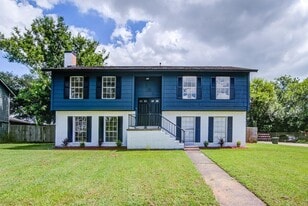 402 Tresvant Dr in Webster, TX - Building Photo