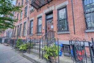 167 Christopher Columbus Dr in Jersey City, NJ - Building Photo