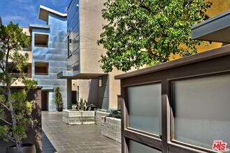 11815 Laurelwood Dr in Los Angeles, CA - Building Photo - Building Photo