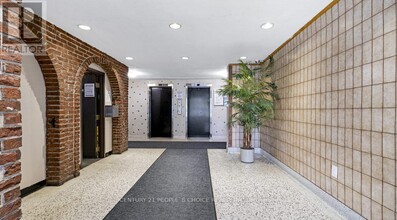 20-120 Paisley Blvd W in Mississauga, ON - Building Photo - Building Photo