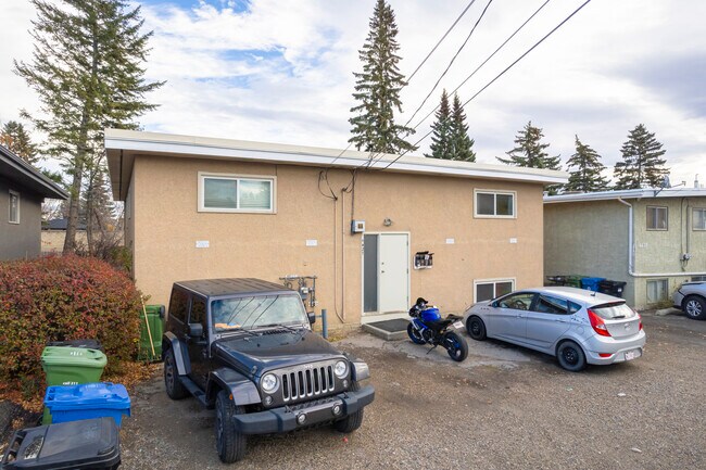 4427 Bow Trl SW in Calgary, AB - Building Photo - Building Photo